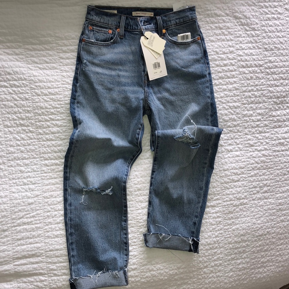 NEVER WORN LEVIS PREMIUM WEDGIE STRAIGHT JEANS